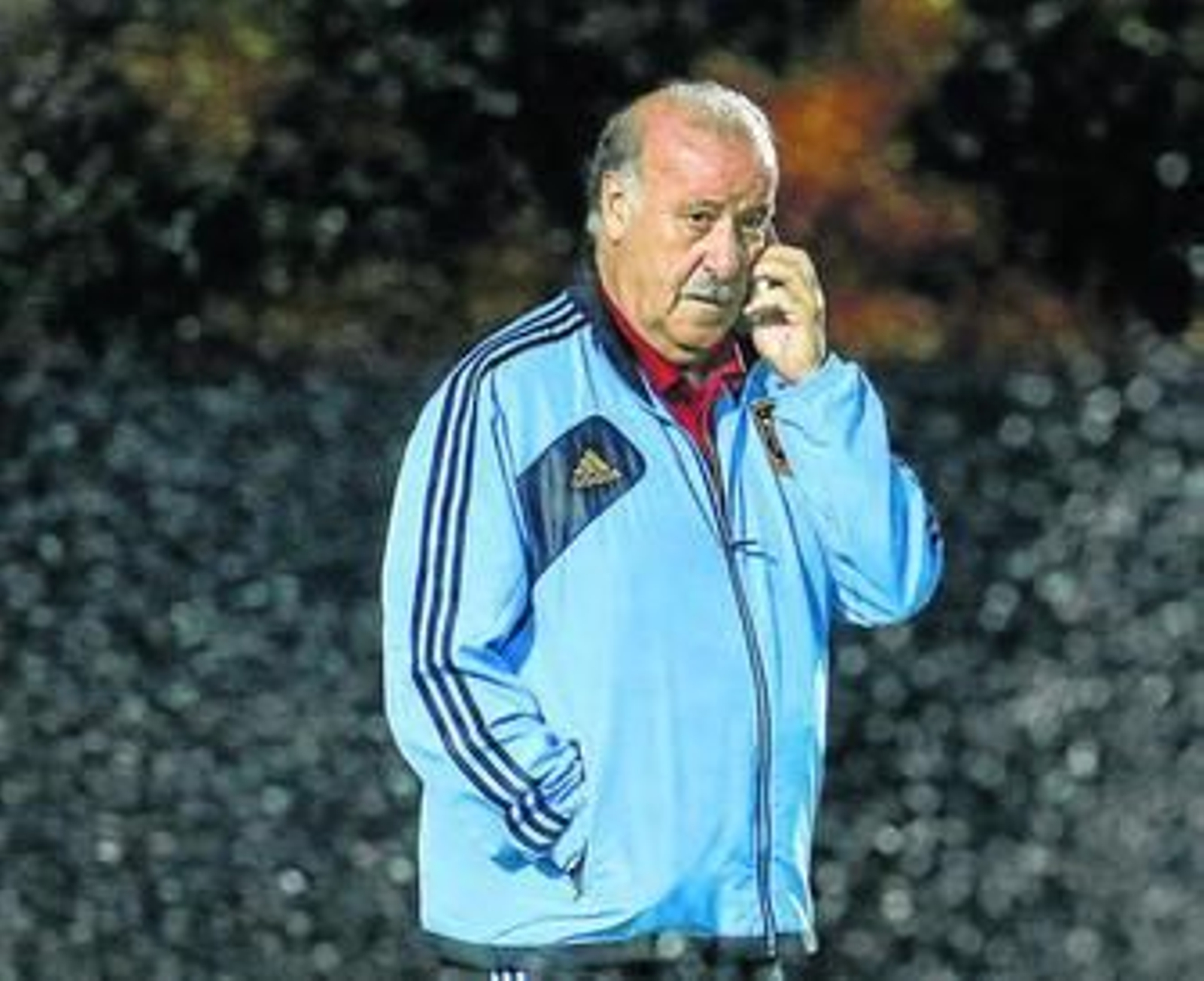 Vicente del Bosque habla con su teléfono móvil tras un entrenamiento en Fortaleza.