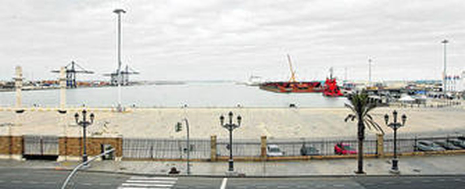 La dársena comercial del puerto de Cádiz presentaba esta desoladora imagen en días pasados.