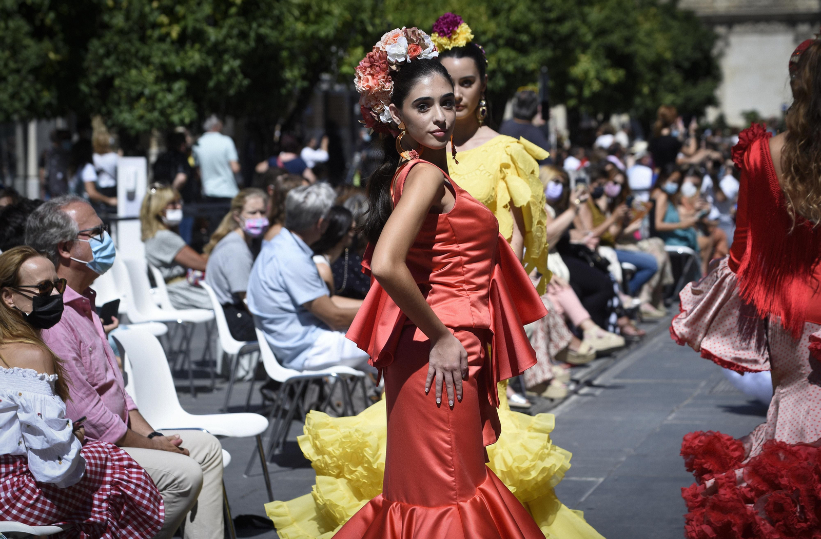 El desfile de moda flamenca de la Avenida de la Constitución, en imágenes