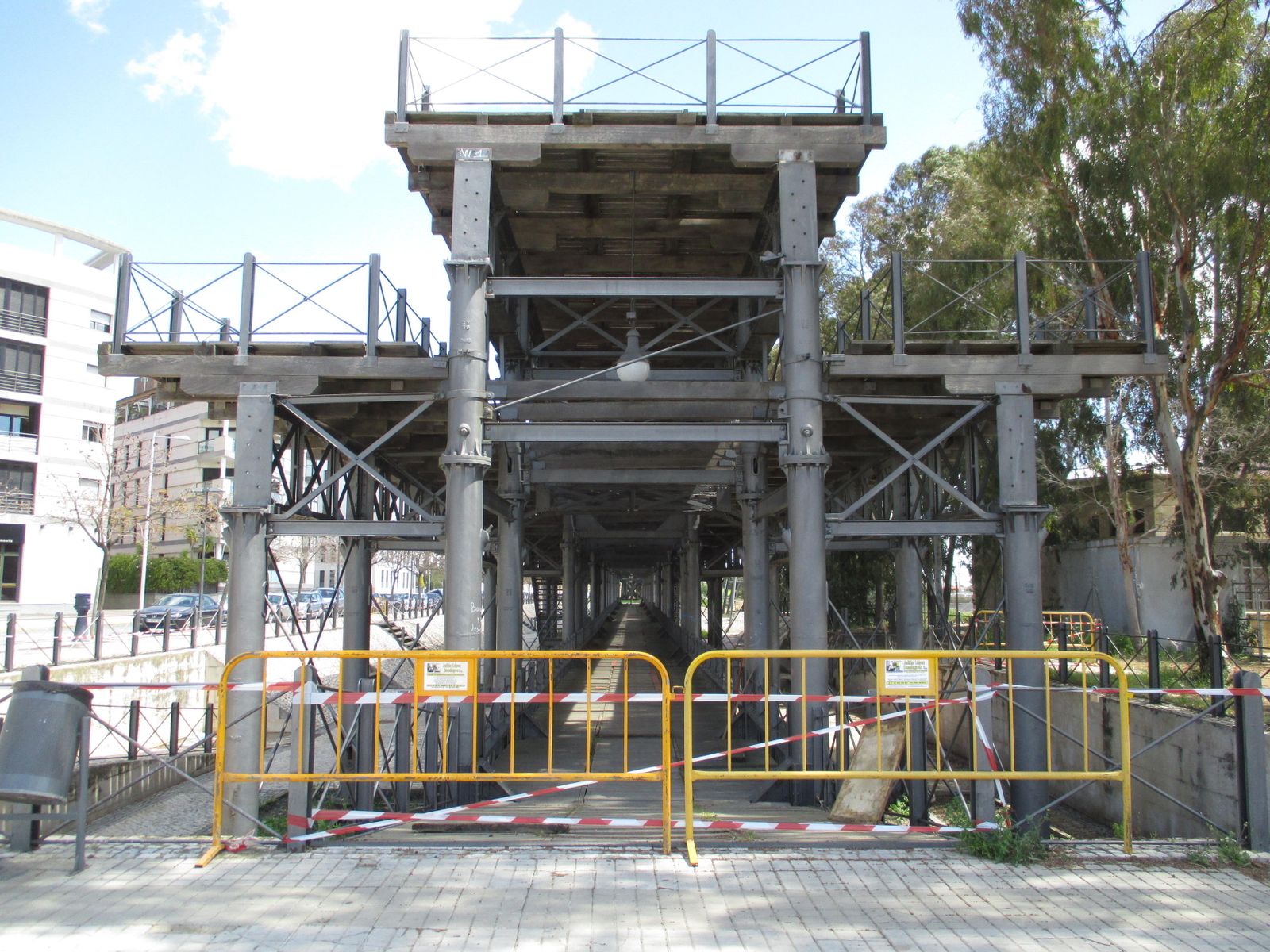Vallas metálicas acotan la entrada al muelle.