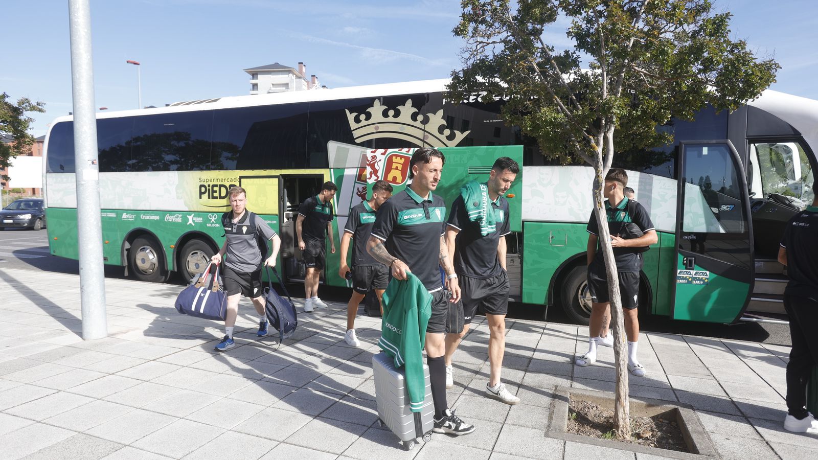 Los jugadores del Córdoba CF, a su llegada a Ponferrada en su último desplazamiento.