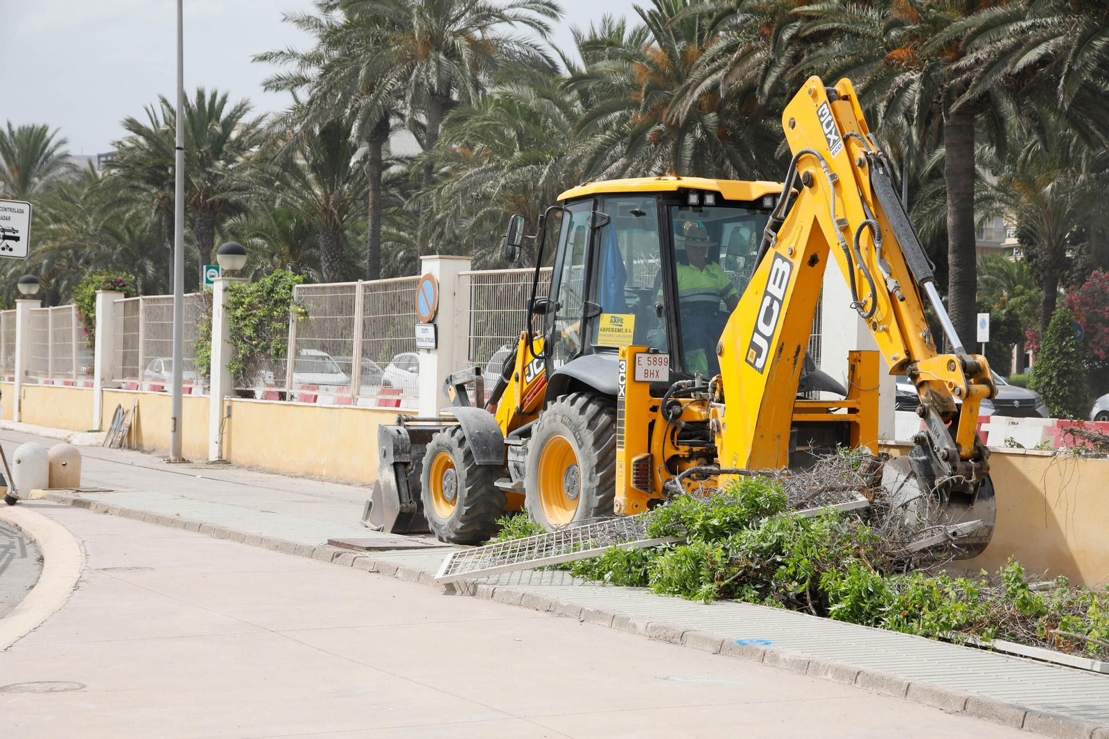 Las imágenes del derribo de la valla del Puerto, entrada de Muelle de Levante y Ribera I de Almería