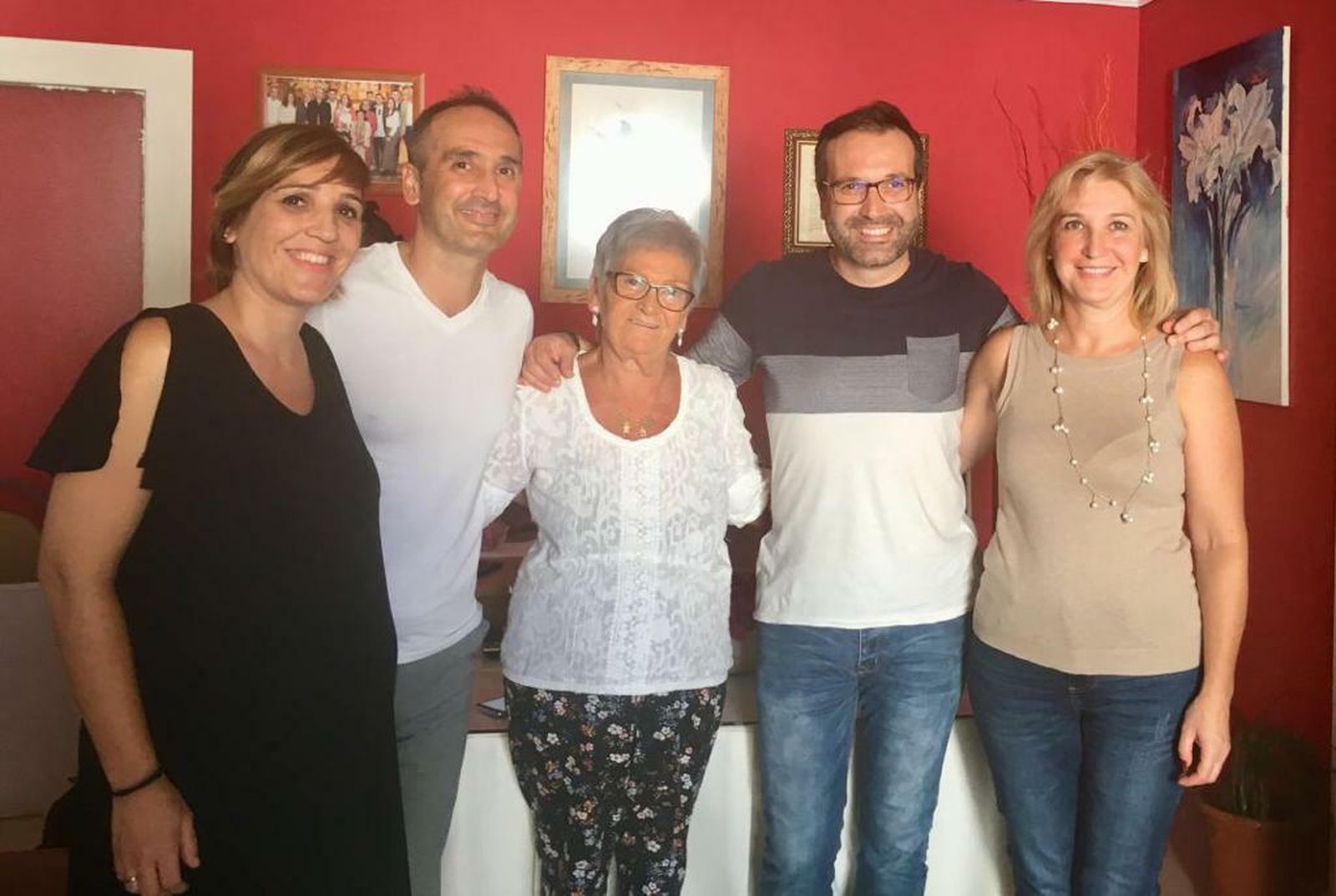 En la fotografía que nos ha enviado Edu aparece junto a sus hermanos:Chari, Carli y Marisa, además de su madre, la inolvidable Chari que tanto y tanto cariño repartió a quienes tuvieron la fortuna de conocerla. Una familia llena de bondad.