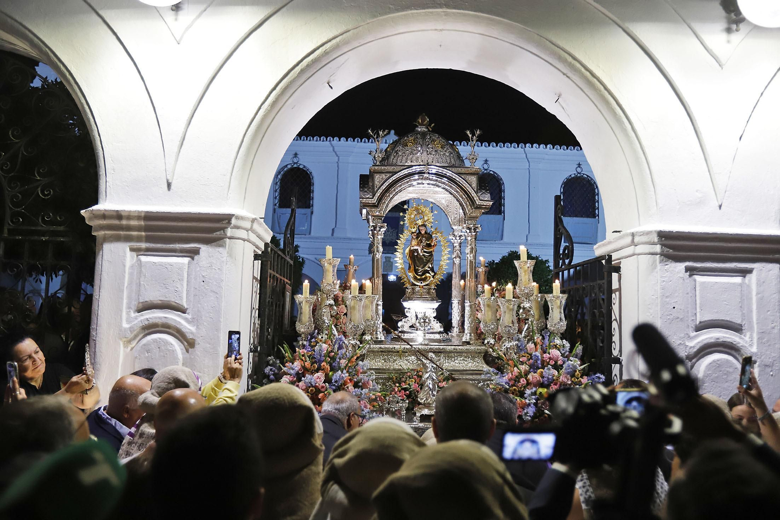 La Virgen de la Cinta saliendo de su santuario.
