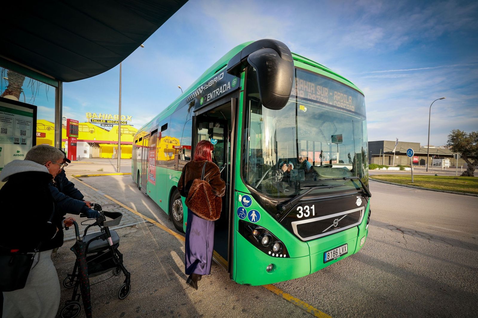 Usuarios accediendo al autobús urbano en San Fernando en el primer día de su funcionamiento gratuito