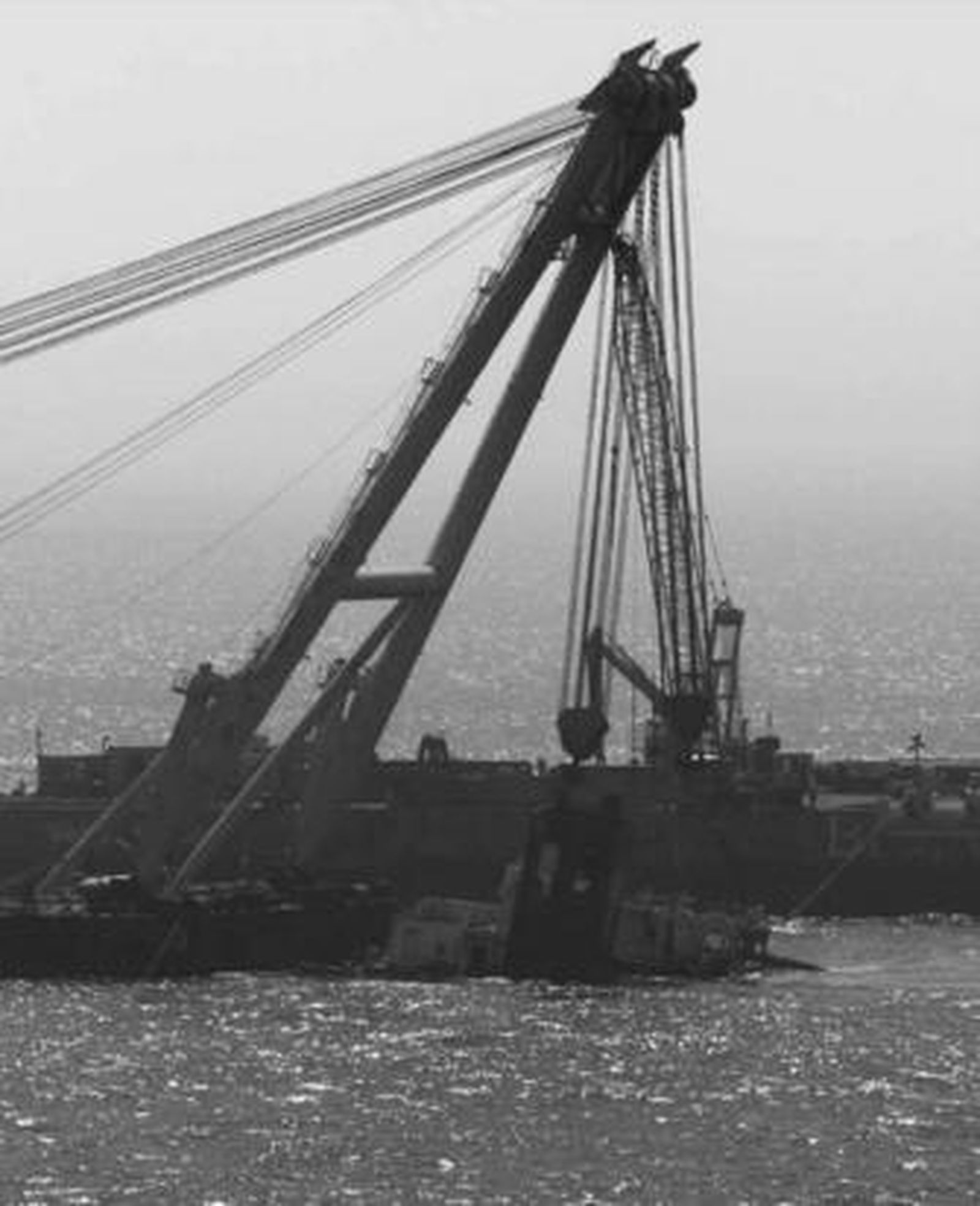 1. La grúa flotante comienza a tirar de la parte del puente del chatarrero. 2. El gran bloque es prácticamente rescatado mientras continúa la grúa tirando de éste para sacarlo definitivamente 3. La chimenea del 'New Flame' abandona el lugar del accidente un año después remolcado por la 'Taklift'. 4. La parte rescatada se dirige hacia el puerto de Gibraltar mientras atrás queda la parte aún sumergida y el 'Bigfoot' / Fotos: J. M. Quiñones