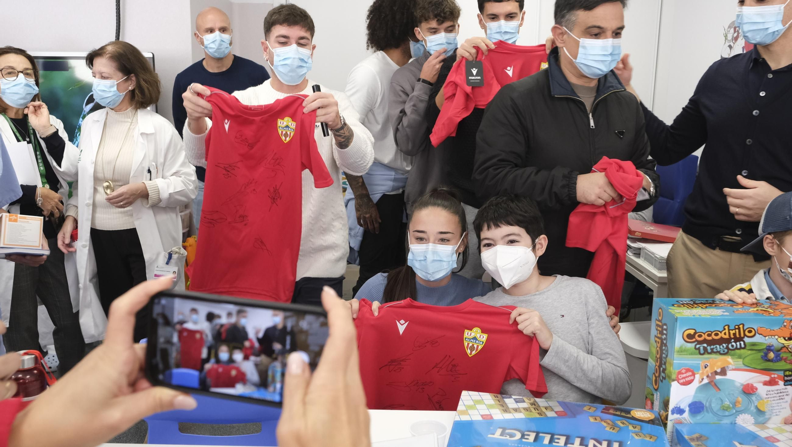 Las imágenes de la visita de los jugadores del Almería a los niños de Torrecárdenas