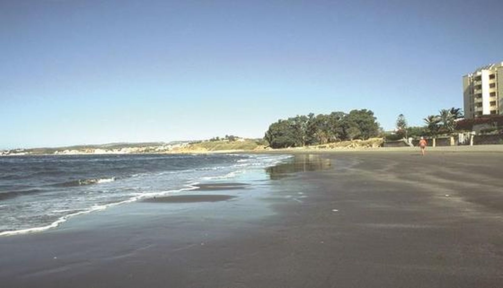 10. El Cristo (Estepona)

Cuando azota el levante, algo habitual en esta parte de la provincia, los esteponeros acuden en masa a la Playa del Cristo, ya que forma una bonita cala resguardada del viento. Ideal para los niños, el agua está muy limpia y casi nunca fría, al estar protegida. No se encuentran rocas o piedras en toda la playa. Existe una parte de arboleda para los que busquen la sombra. Cuenta con el distintivo de la Bandera Azul de la Unión Europea, que premia el cumplimiento de unos estándares de condiciones higiénicas, de sanidad, de seguridad, accesibilidad, información, salvamento y socorrismo, en una iniciativa impulsada por la Asociación de Educación Ambiental y del Consumidor (ADEAC) y la Organización Mundial del Comercio (OMT).

Foto: Turismo Costa del Sol