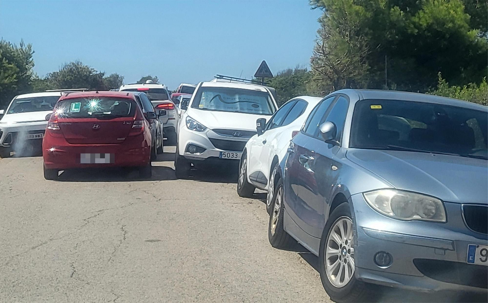 Una imagen de los coches atacados en los accesos a las calas.
