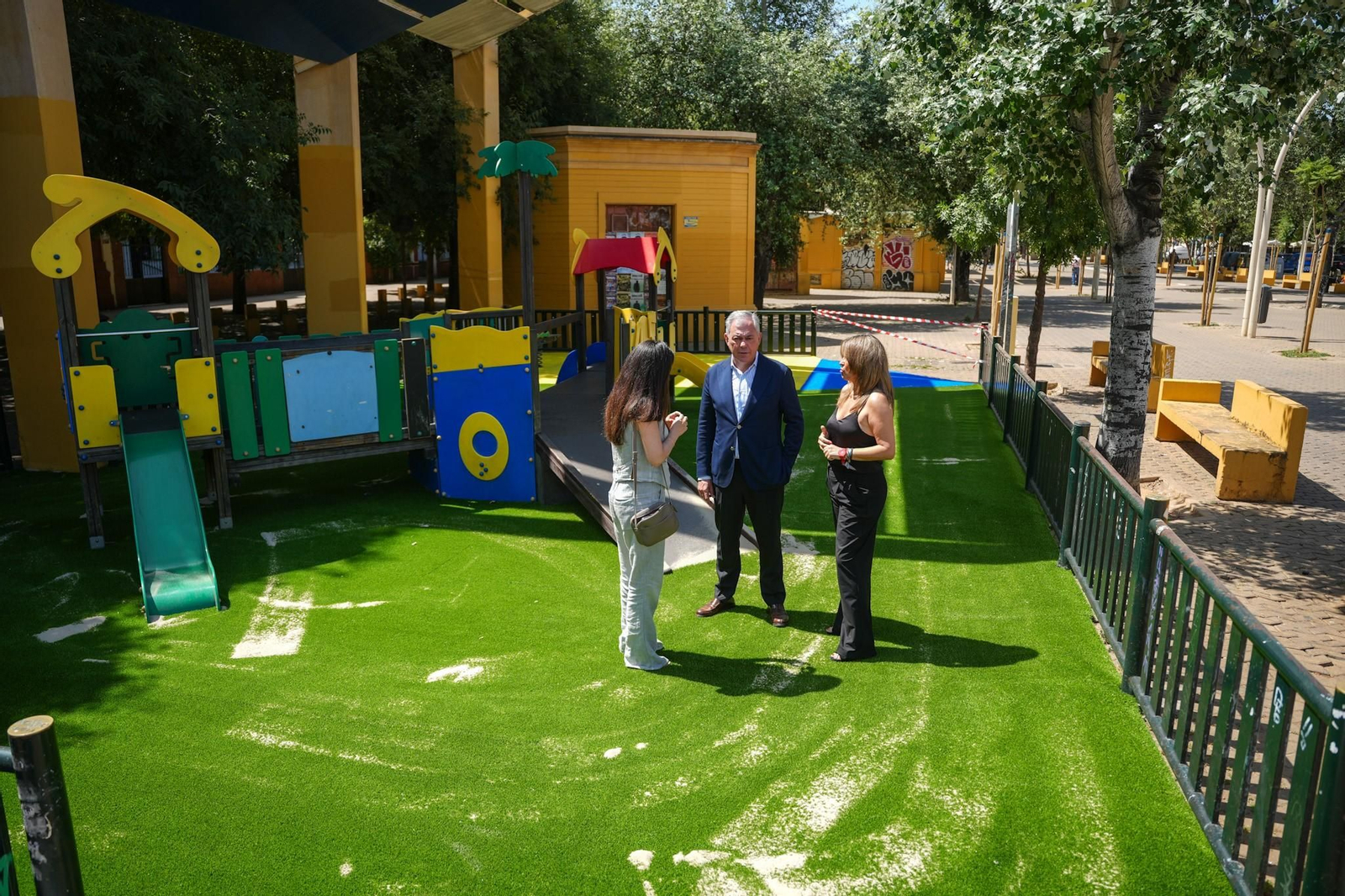 Sanz y su delegada Evelia Rincón en los juegos infantiles de la Alameda