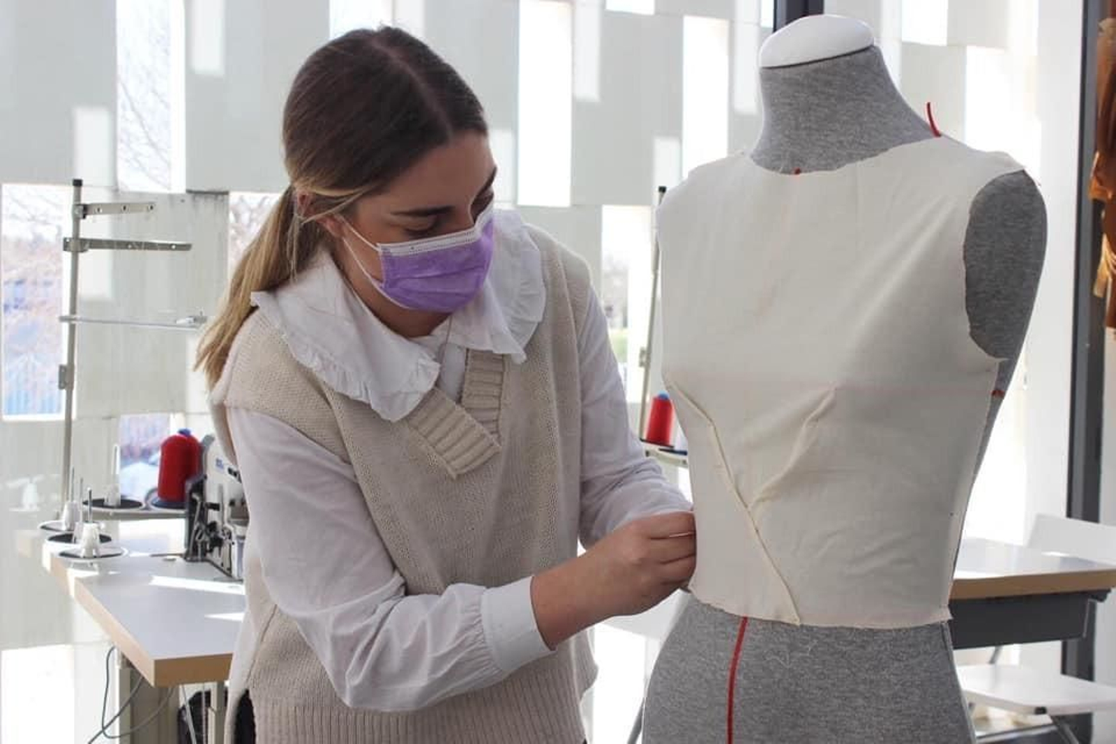 El alumno, una vez finalizado el programa, podrá ejercer su actividad en el sector de la confección industrializada de productos textiles y de piel.