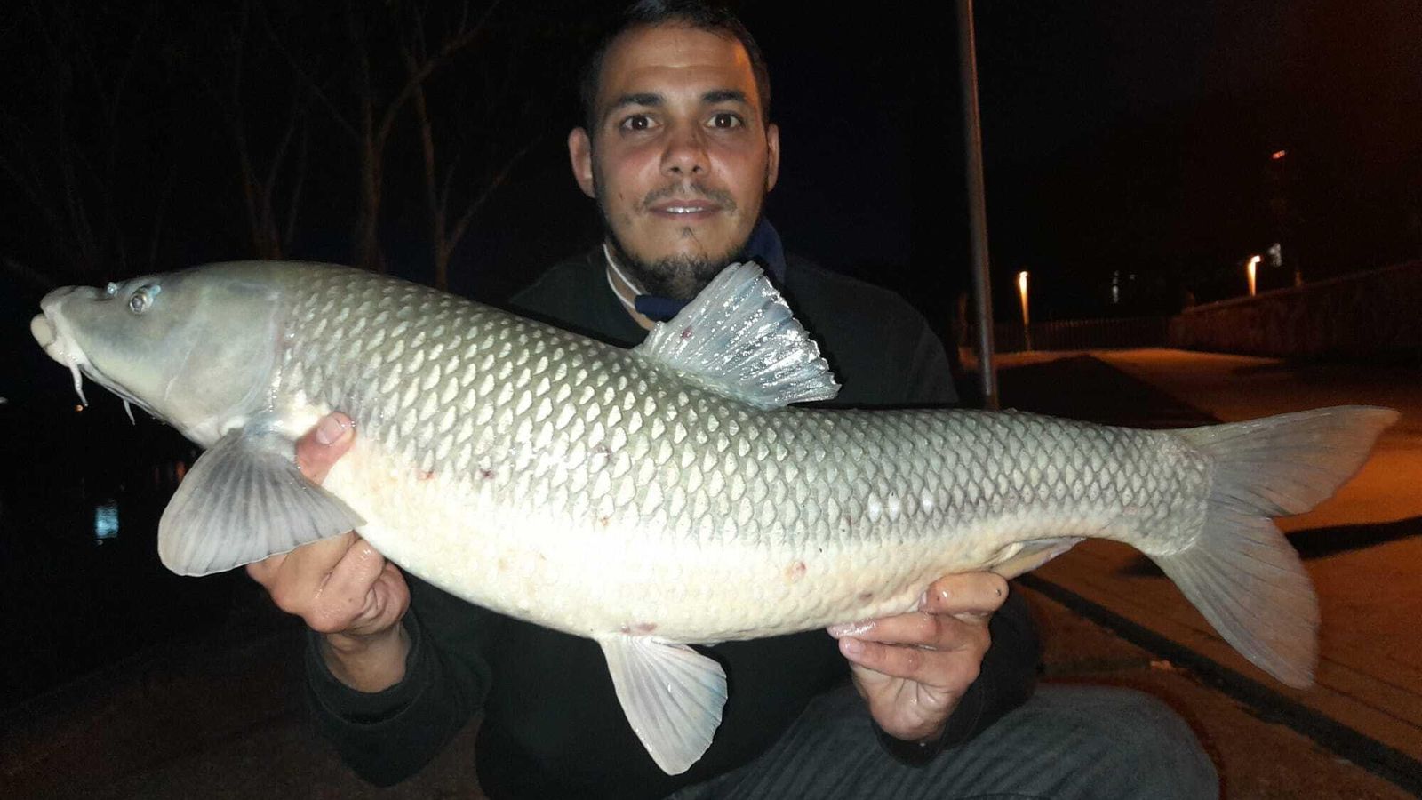 Joaquín Peña, el autor del vídeo de la nutria en la Barqueta, posa con un barbo.