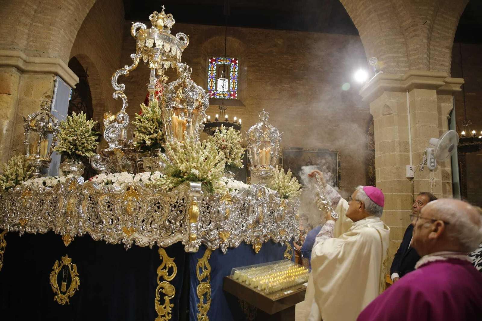 El obispo de Córdoba ante el paso de la Virgen de la Fuensanta.