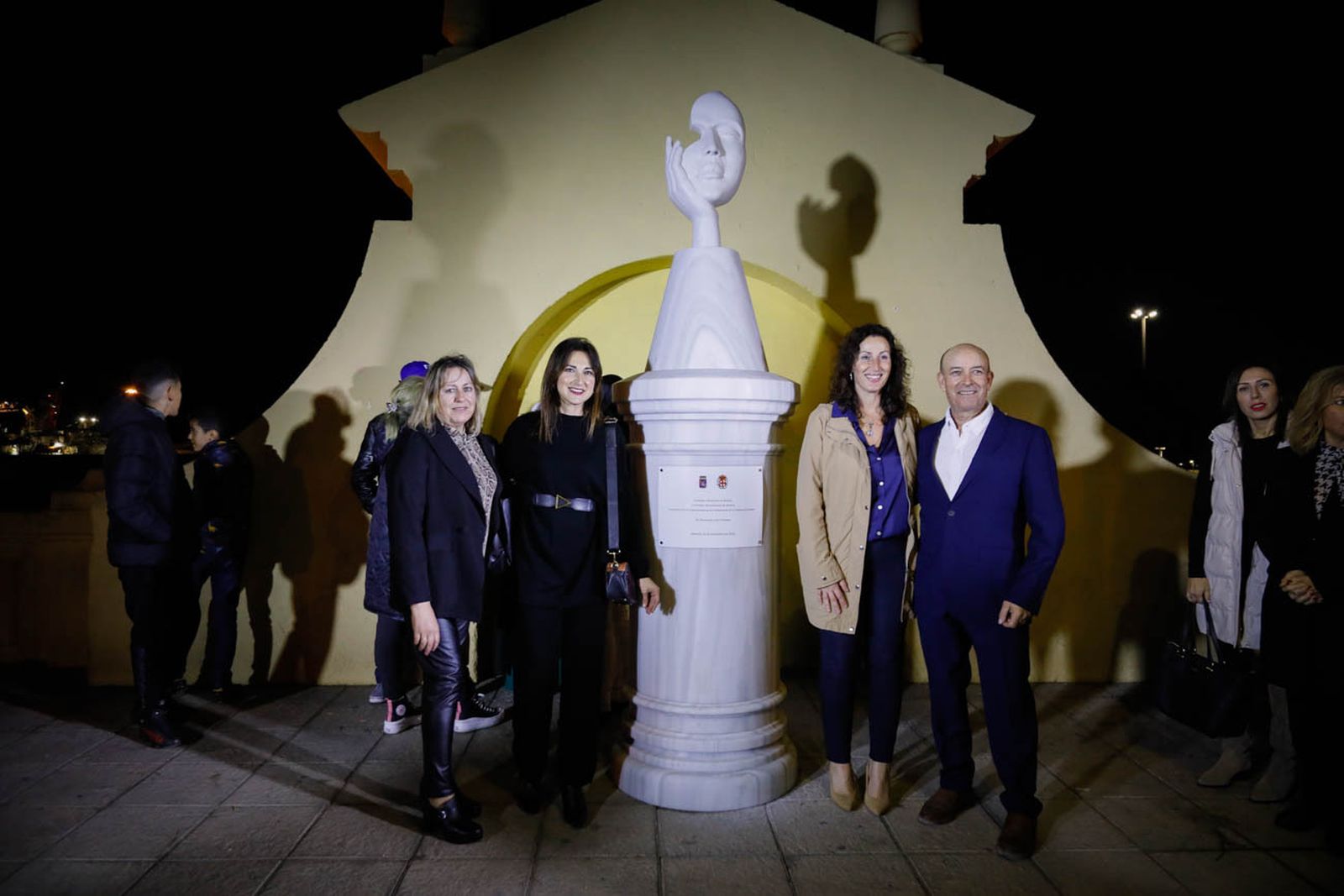 Imágenes del monolito en homenaje a las víctimas de violencia de género