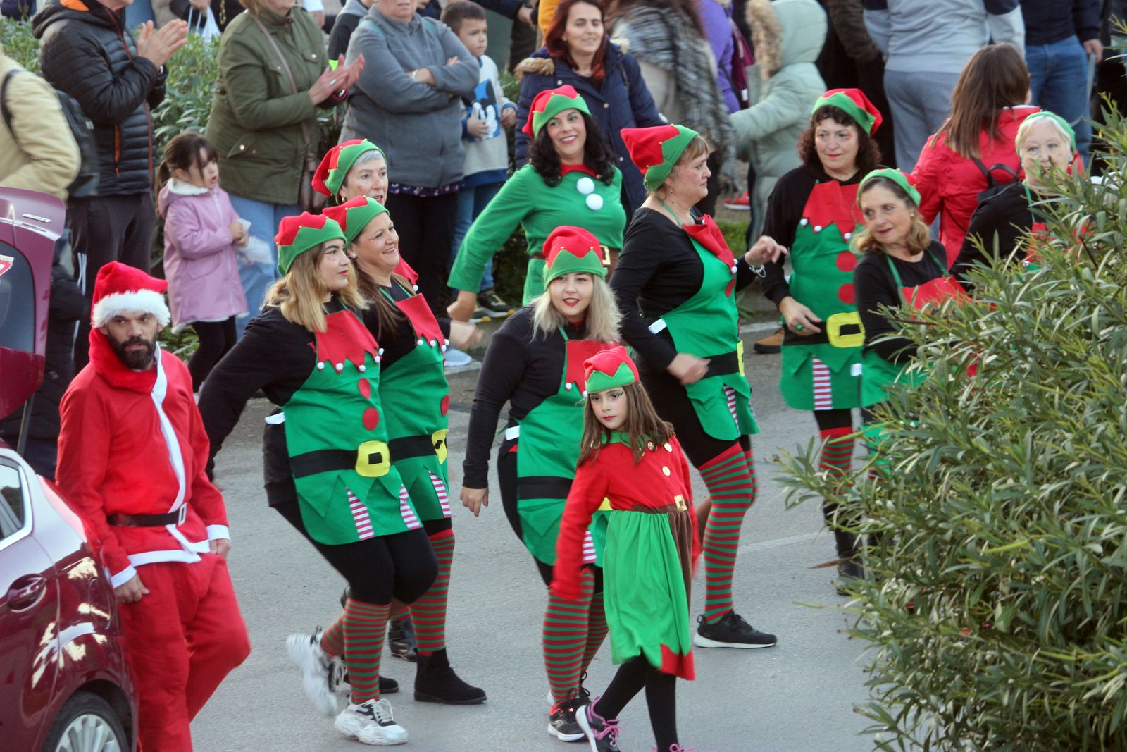 Los Reyes Magos visitan la barriada Río San Pedro