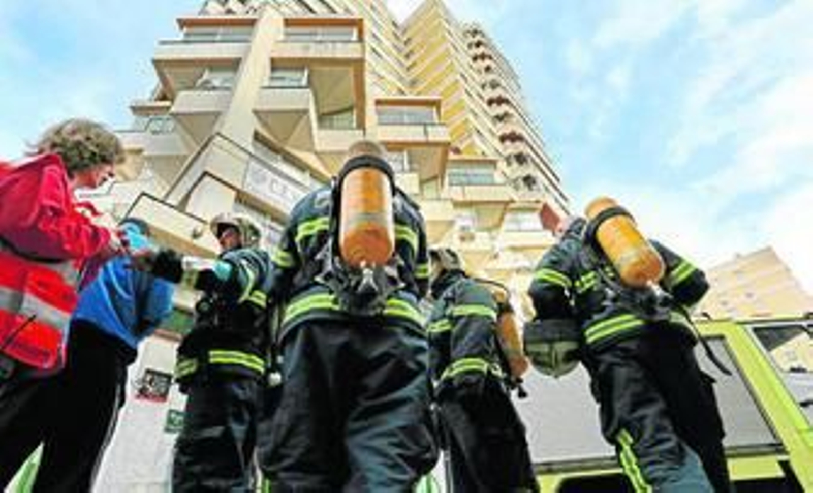 Una voluntaria de Cruz Roja mide las pulsaciones a uno de los bomberos antes de comenzar la cronoescalada de 16 plantas.