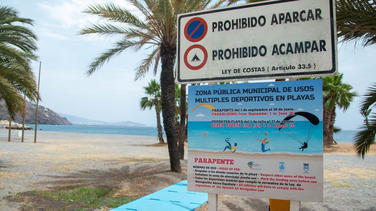 El cartel instalado en la playa de Velilla
