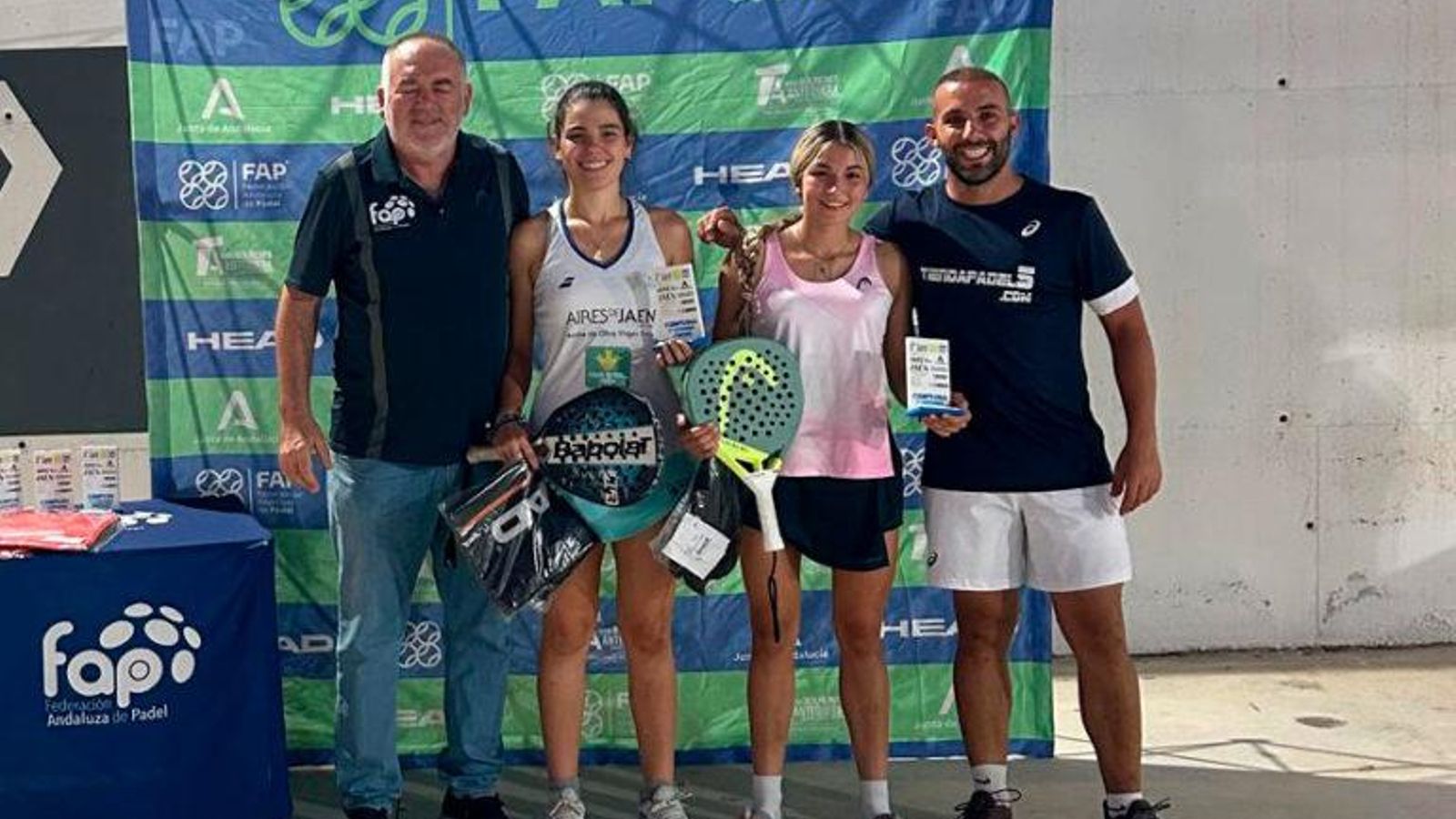 Susana Martín y Claudia Ordóñez, vencedoras de la cita, junto a Miguel Ligero y Tomás Poblaciones.