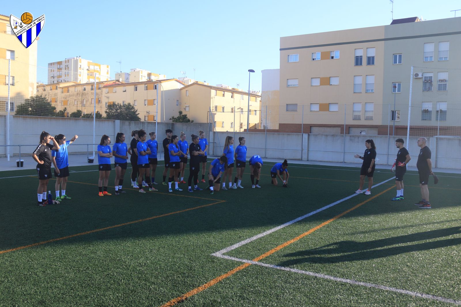 Antonio Toledo (derecha) y parte de su cuerpo técnico se dirigen a las jugadoras.