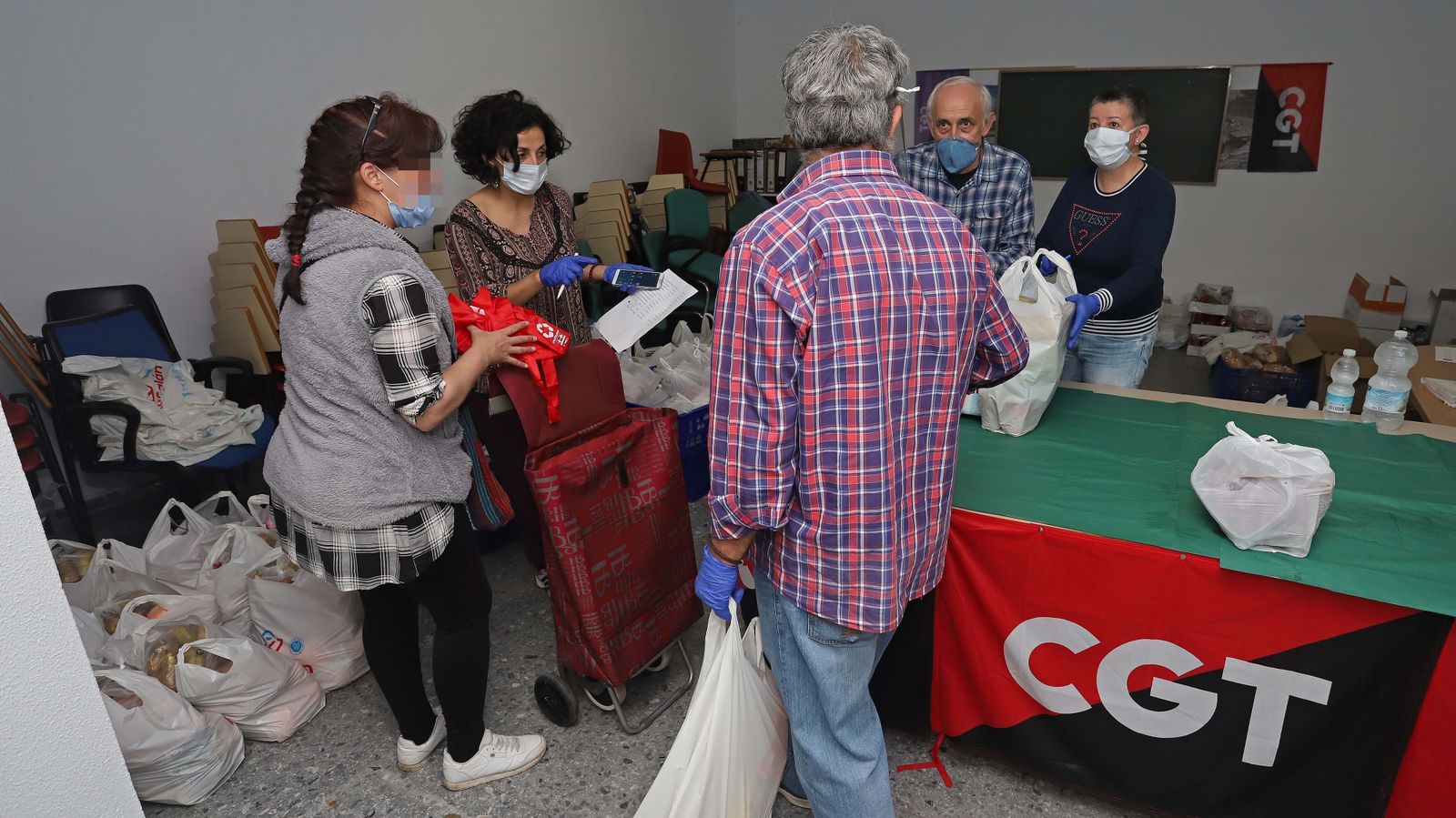 Reparto de alimentos del colectivo 'Solidarios frente al COVID-19'
