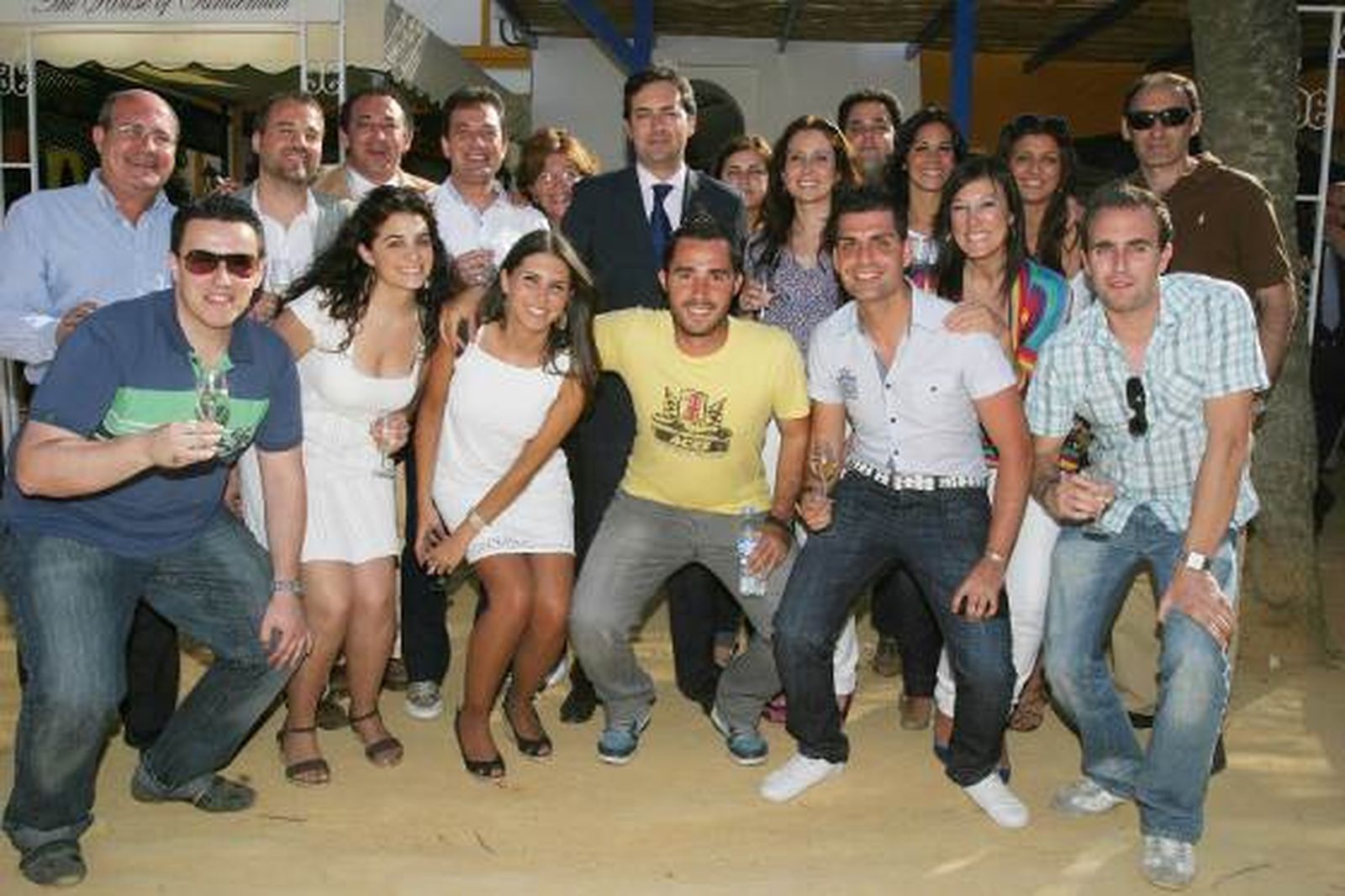 Antonio Fernández Monterrubio, director general del Xerez; Miguel Ángel Rondán, director deportivo; Antonio Poyatos, secretario técnico, y otros muchos empleados del club azulino junto a Manuel de la Peña, ex director de Diario de Jerez.

Foto: Vanesa Lobo