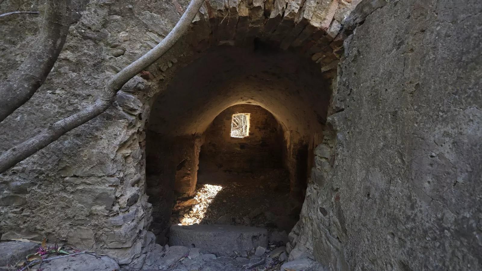 Una de las galerías de la fábrica de armamento de Jimena.