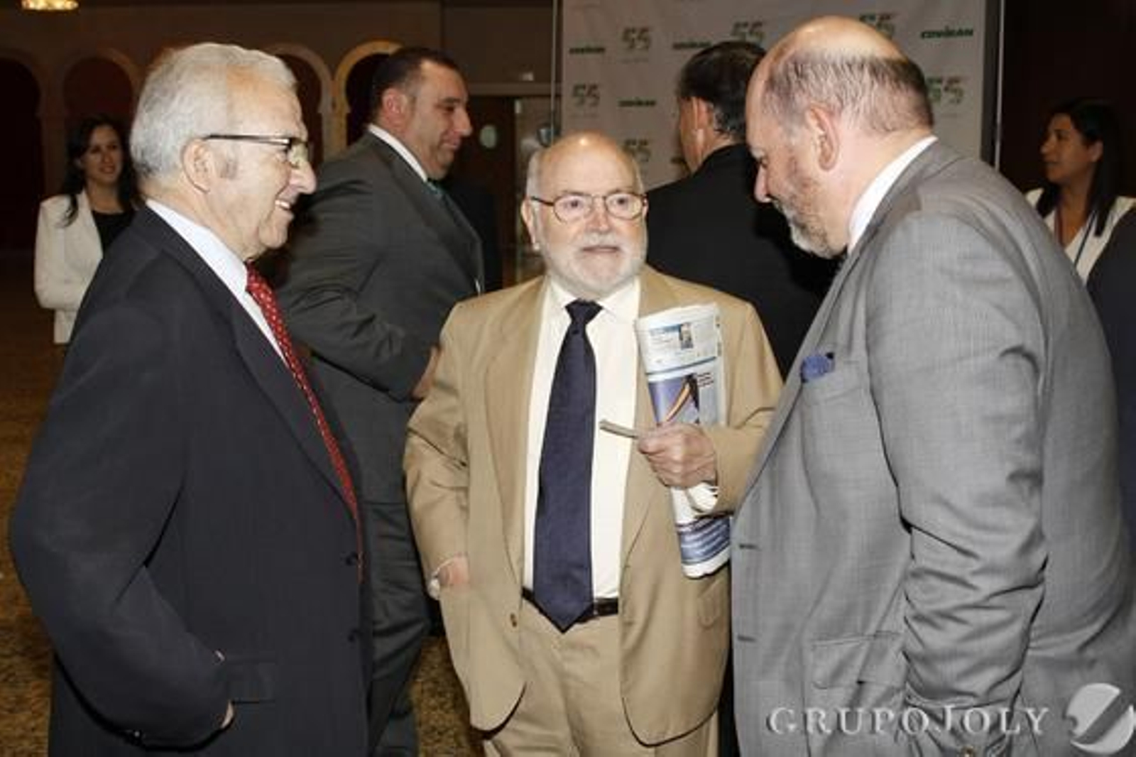 El presidente de honor de Covirán, Antonio Robles, junto a José Enrique Otero y Luis Chacón, de Construcciones Otero. 

Foto: Alex Camara/Pepe Villoslada