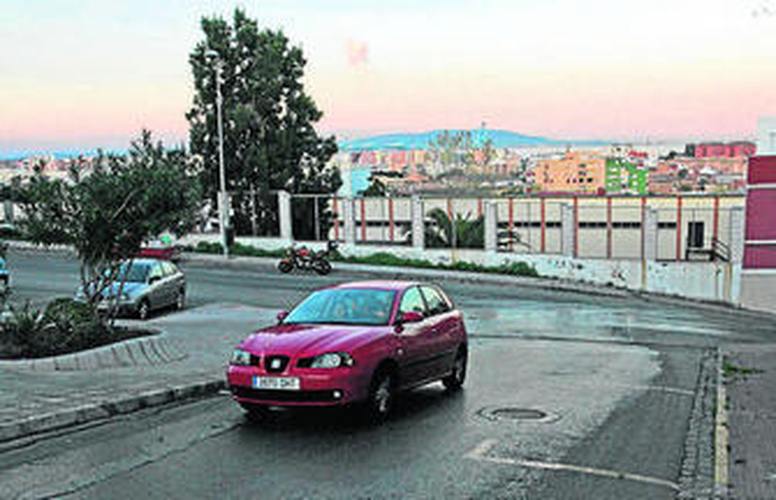 Un vehículo en la calle Trebujena, ayer.