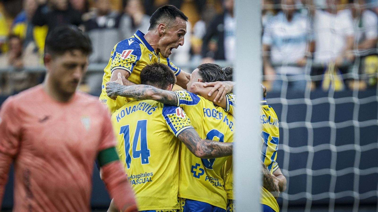 Búscate entre las imágenes del partido de fútbol entre Cádiz CF y Córdoba CF