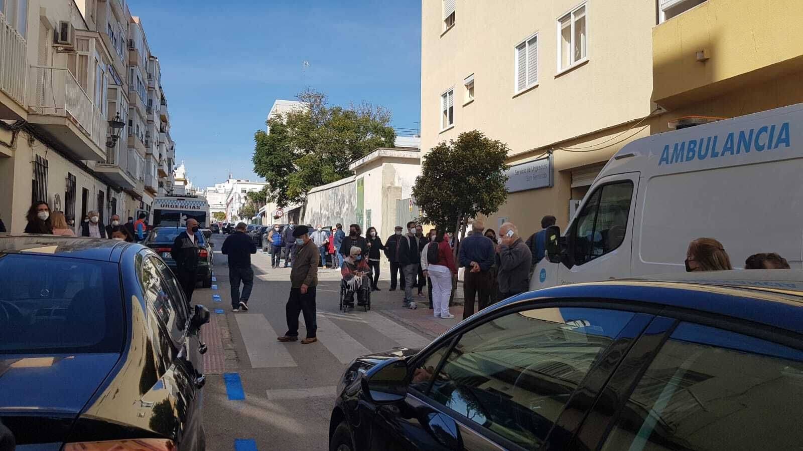 Mayores de 80 años y sus acompañantes a las puertas del Tomás del Valle esperan su turno para ponerse la vacuna.