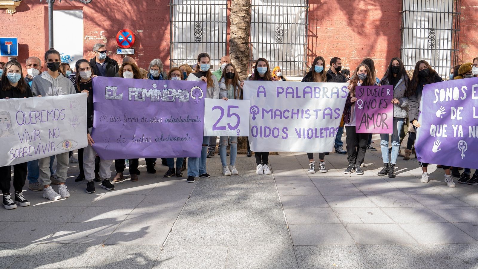 Concentración contra la violencia de género llevada a cabo este miércoles en la plaza de San José, a las puertas de la Escuela de Adultos.