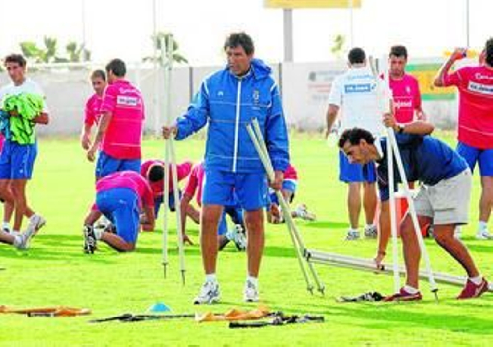 Manolo Zambrano carga unas picas durante un entrenamiento de la campaña 2008-09.