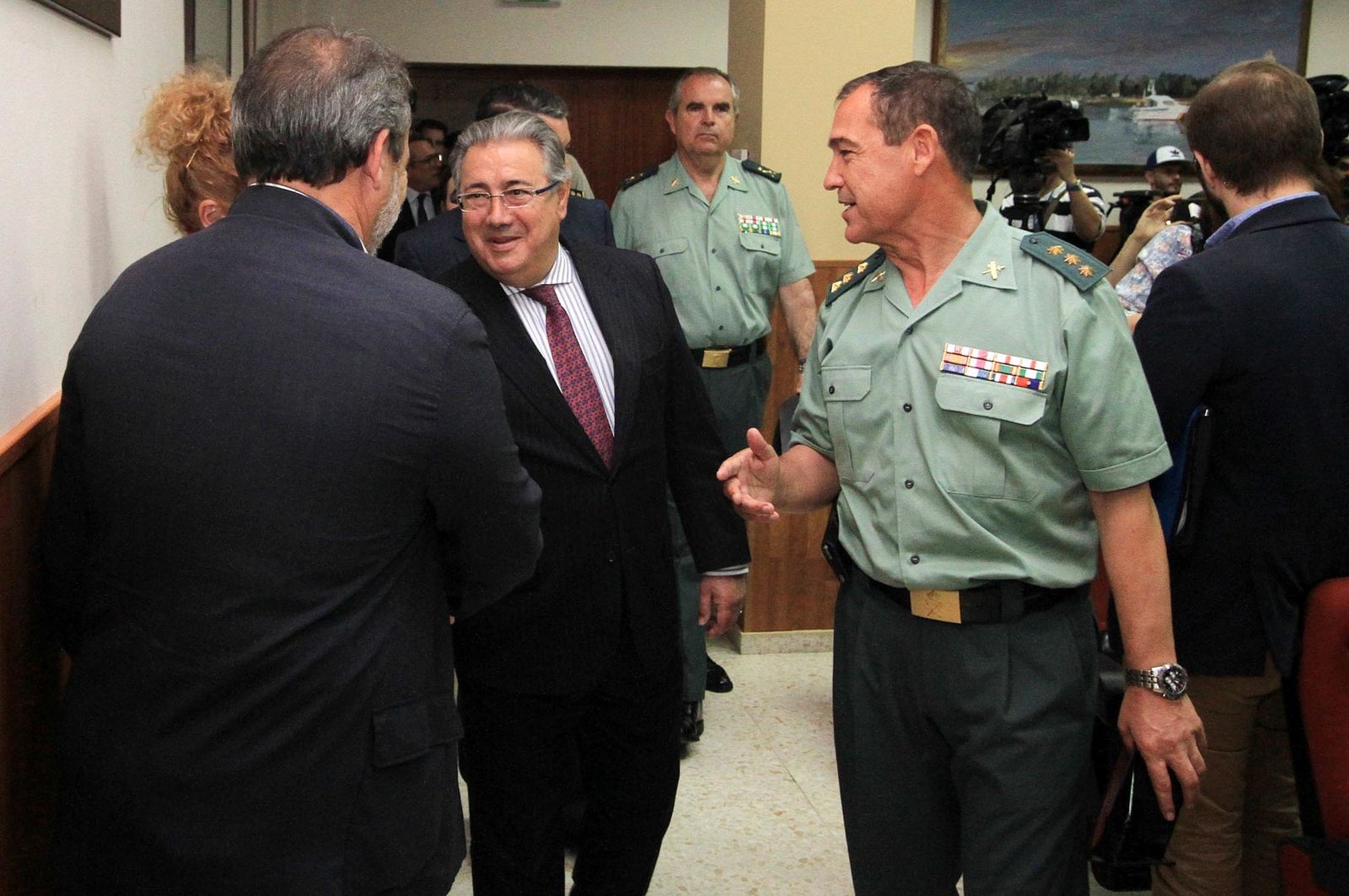 Juan Ignacio Zoido, ministro del Interior, presenta en la Comandancia de la Guardia Civil la nueva versión de AleryCops y el dispositivo del Rocío y posteriormente acude a la Diputación de Huelva para visitar la exposición sobre el terrorismo, en imágenes