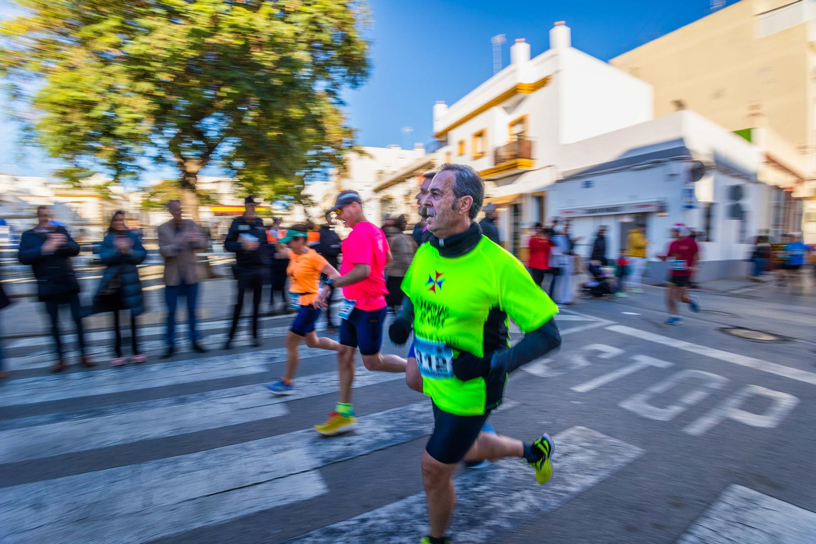 Gran ambiente en la Carrera Solidaria de la Divina Pastora en San Fernando