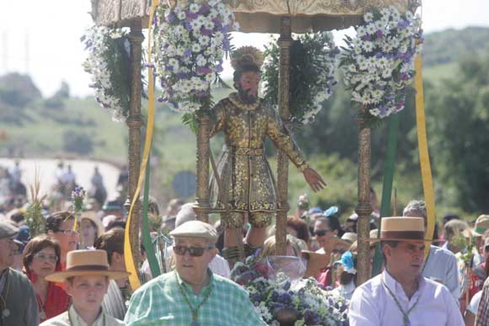 El almuerzo campestre marca la jornada en la Montera del Torero. La hermandad agradece la cada vez mayor afluencia de personas a la misa en honor al patrón./Fotos:José María Quiñones