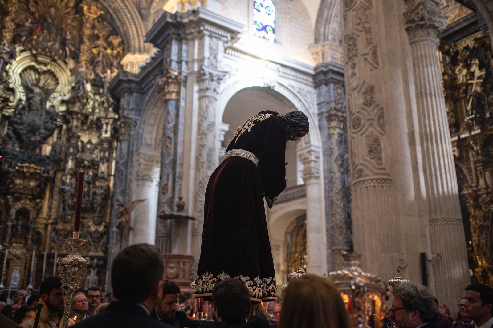 El traslado del Señor de Pasión a su paso, en imágenes