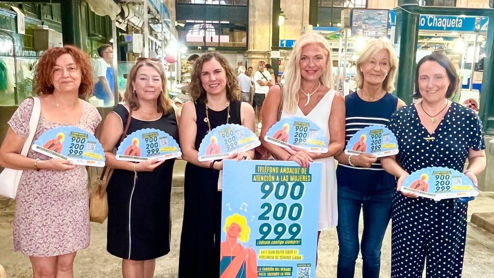 Una imagen de las delegadas en la plaza de Abastos.