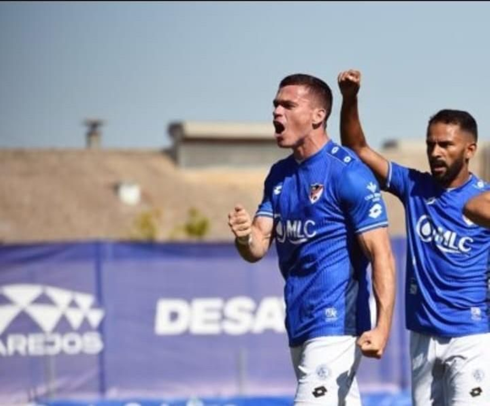 Harper celebra uno de sus goles con la camiseta azulilla.