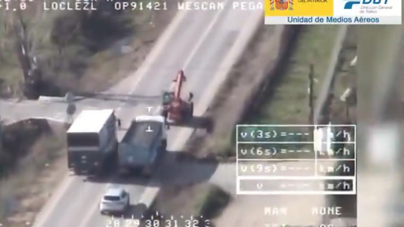 Un camión adelanta a tres vehículos de forma indebida