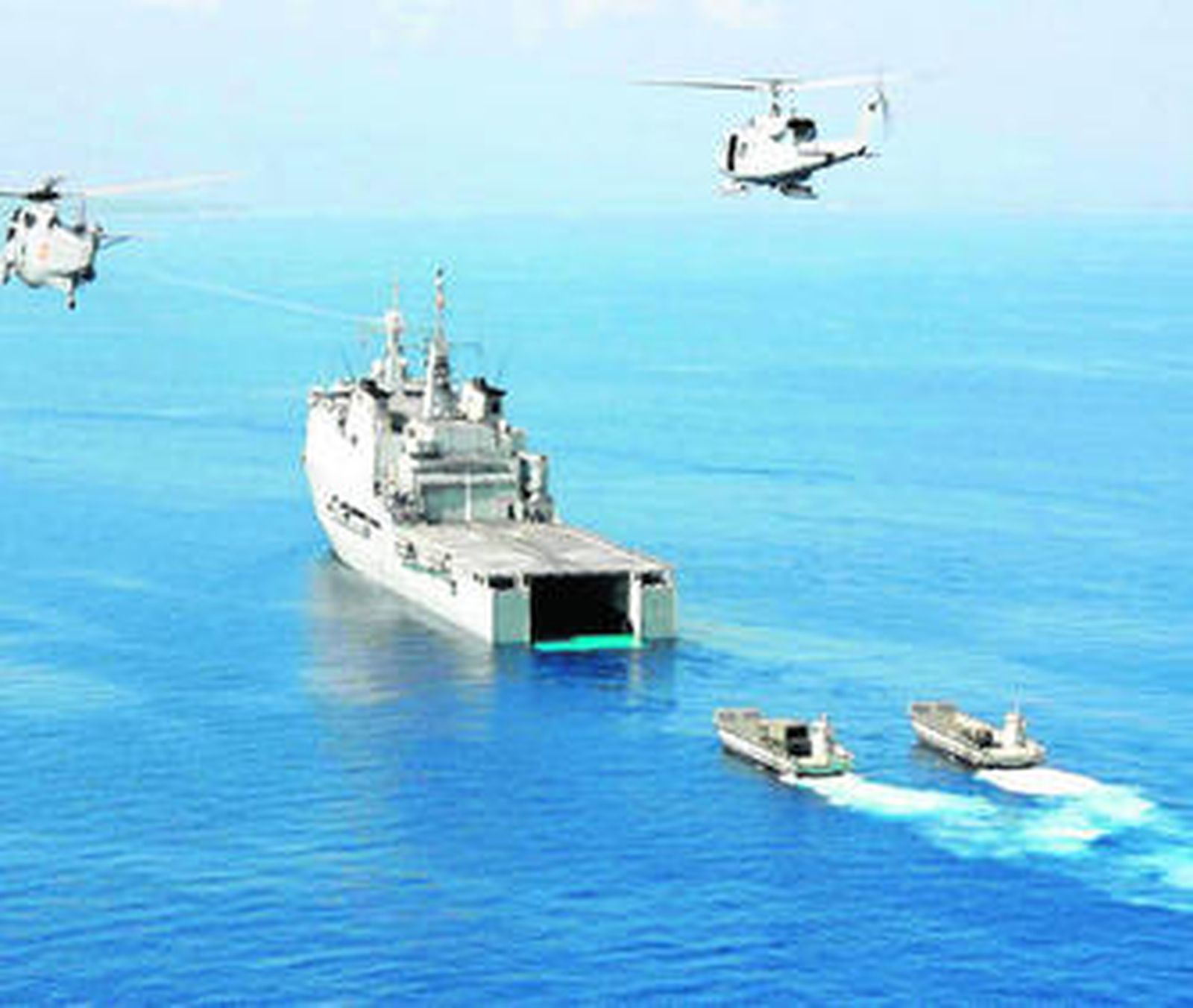 El buque Castilla, durante unas maniobras.