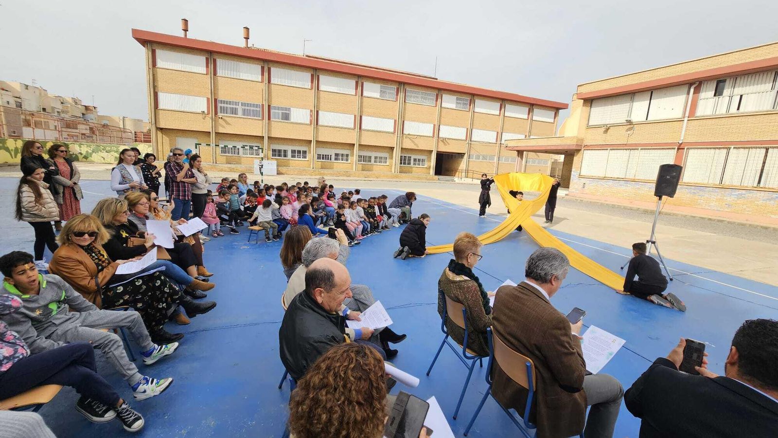 Un gran lazo dorado en el patio del colegio como símbolo de ese apoyo que niños, docentes, familiares, políticos, sanitarios y efectivos de las Fuerzas y Cuerpos de Seguridad y la sociedad en general brindan a esos pequeños valientes que hoy luchan contra el cáncer Un gran lazo dorado en el patio del colegio como símbolo de ese apoyo que niños, docentes, familiares, políticos, sanitarios y efectivos de las Fuerzas y Cuerpos de Seguridad y la sociedad en general brindan a esos pequeños valientes que hoy luchan contra el cáncer
