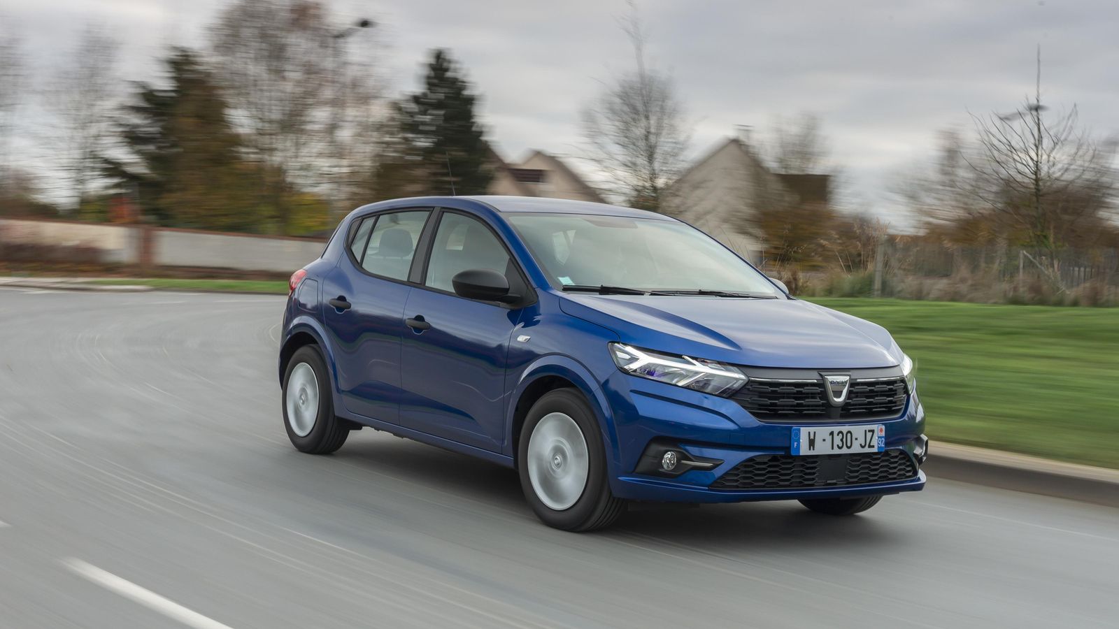 Es más confortable que ágil, pero se desempeña bien. Particularmente es rápido con el motor de 90 CV, un 1.0 que empuja con fuerza desde bajo régimen.