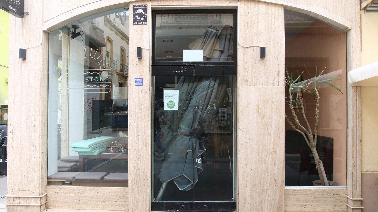 Puerta del local, con el cartel.