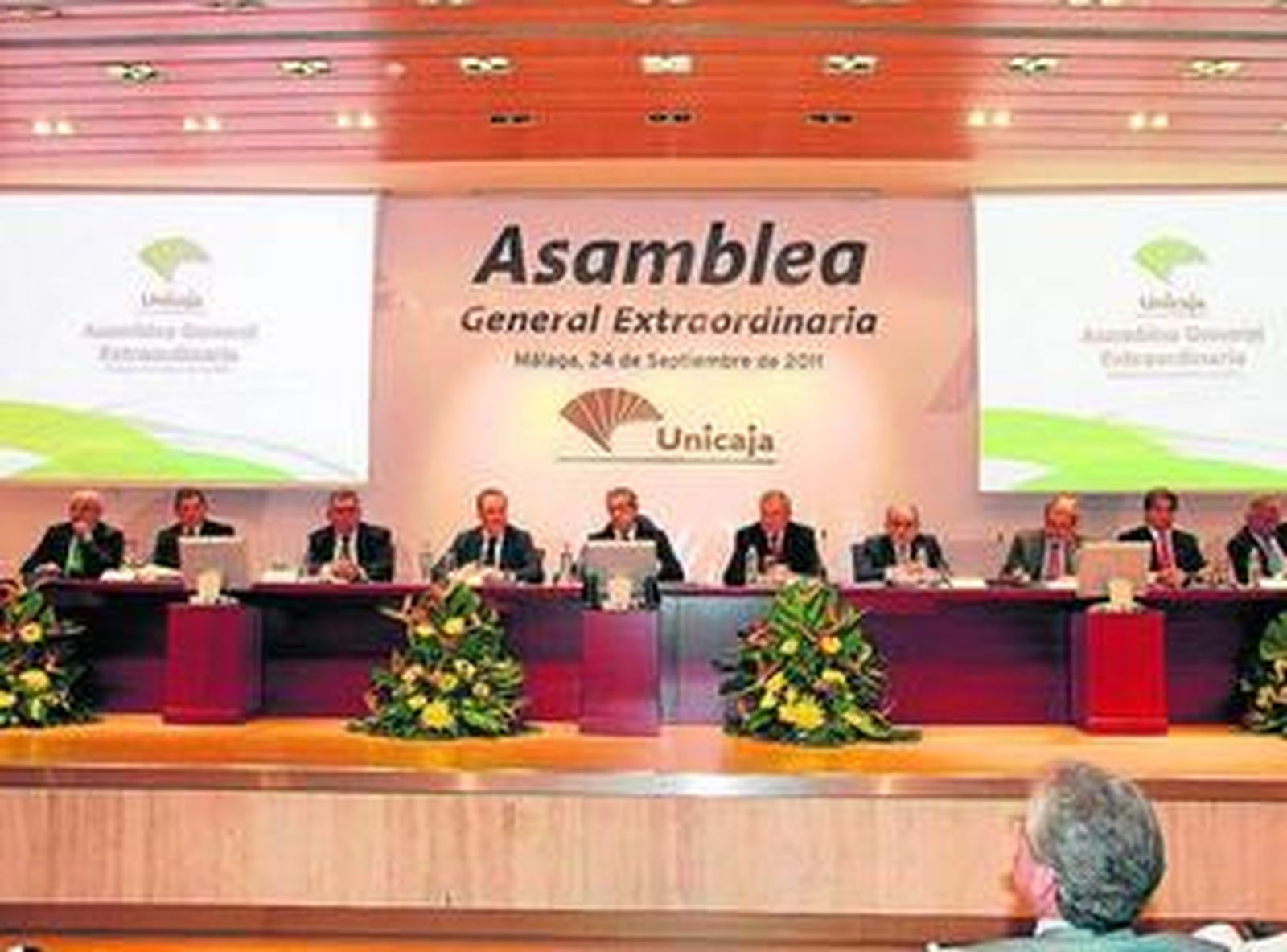Braulio Medel, en el centro, preside ayer en Málaga la asamblea extraordinaria de Unicaja.
