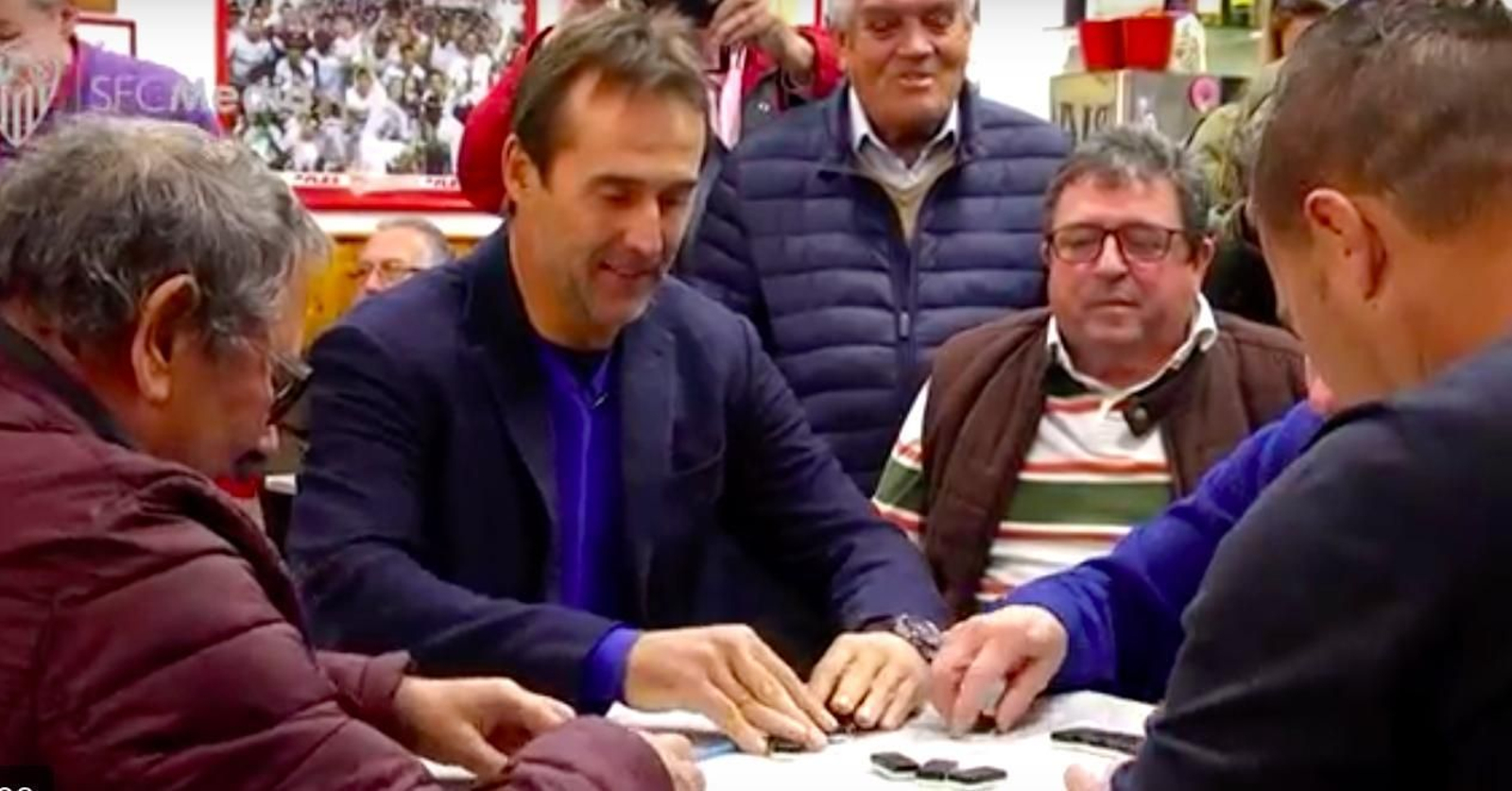 Lopetegui, el estratega, jugando al dominó en la Peña Sevillista de Triana.