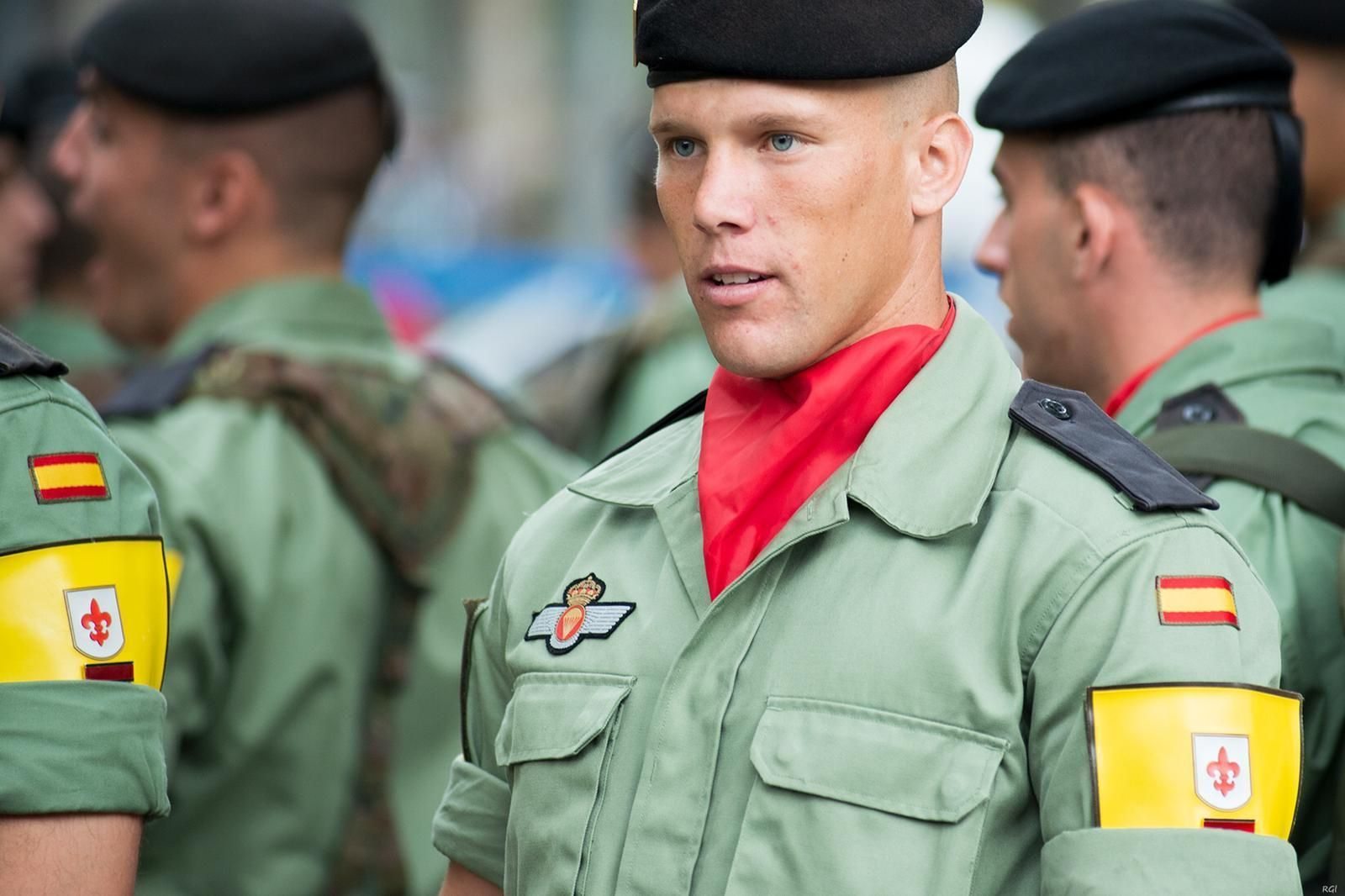 El paracaidista Diego Llamas durante el desfile de las Fuerzas Armadas del 12 de octubre.