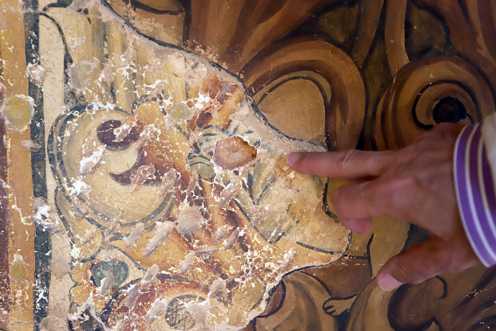 Estado de deterioro en el que se encuentra las pinturas murales del patio mudéjar de La Rábida.