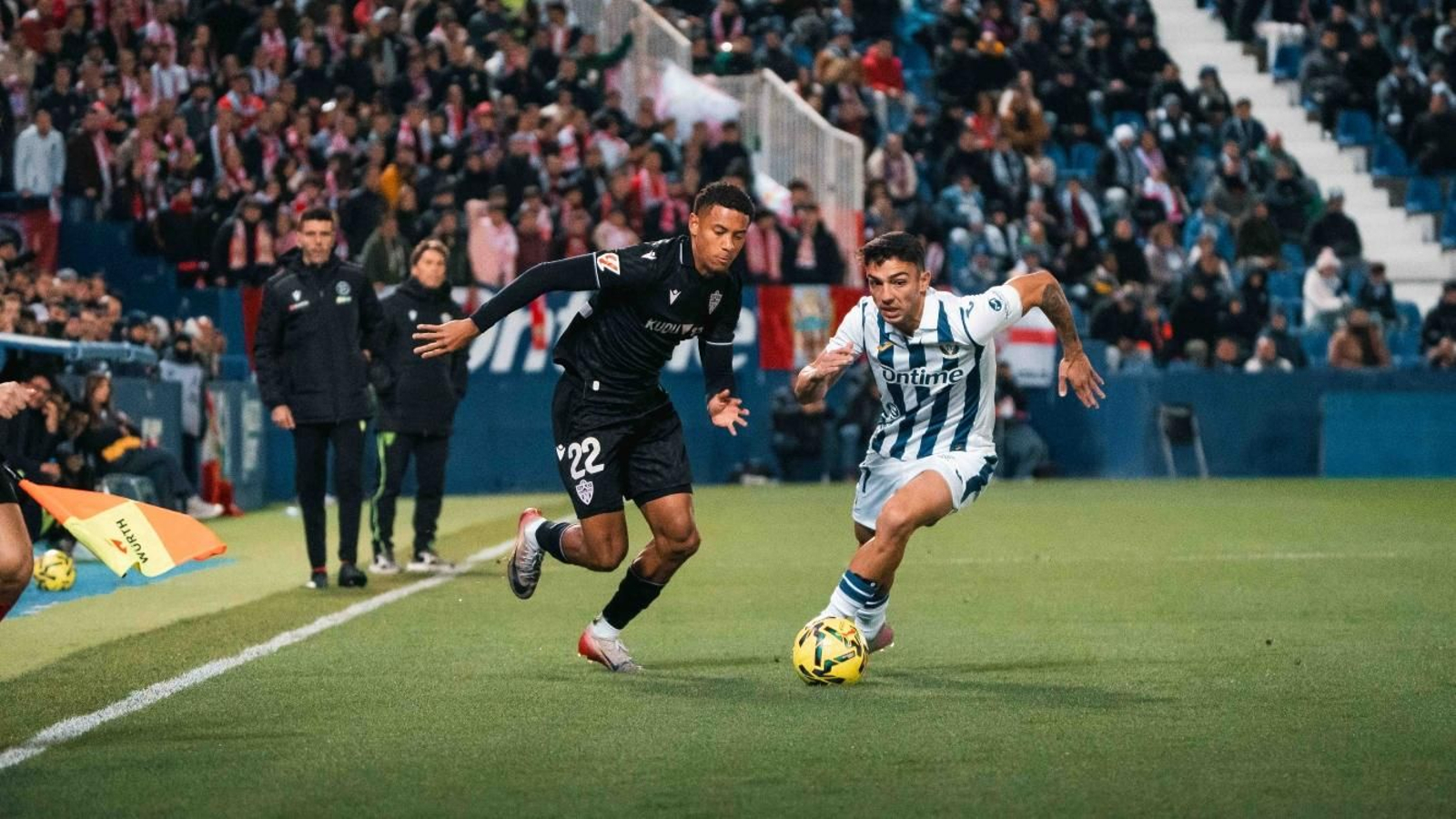 Daijiro Chirino se marcha en velocidad de Naim García en el duelo ante el Leganés.