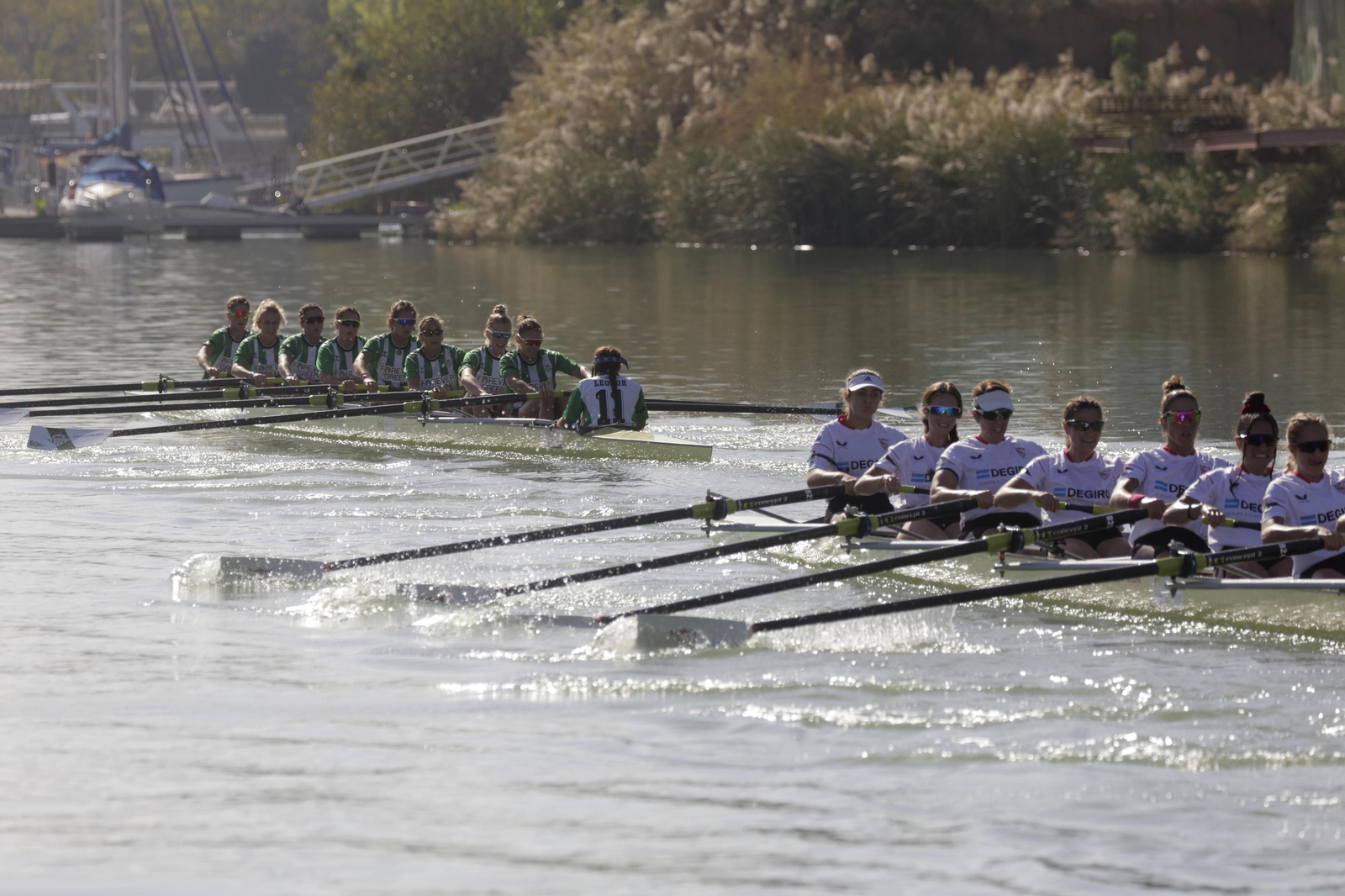 La Regata Sevilla-Betis femenina en imágenes