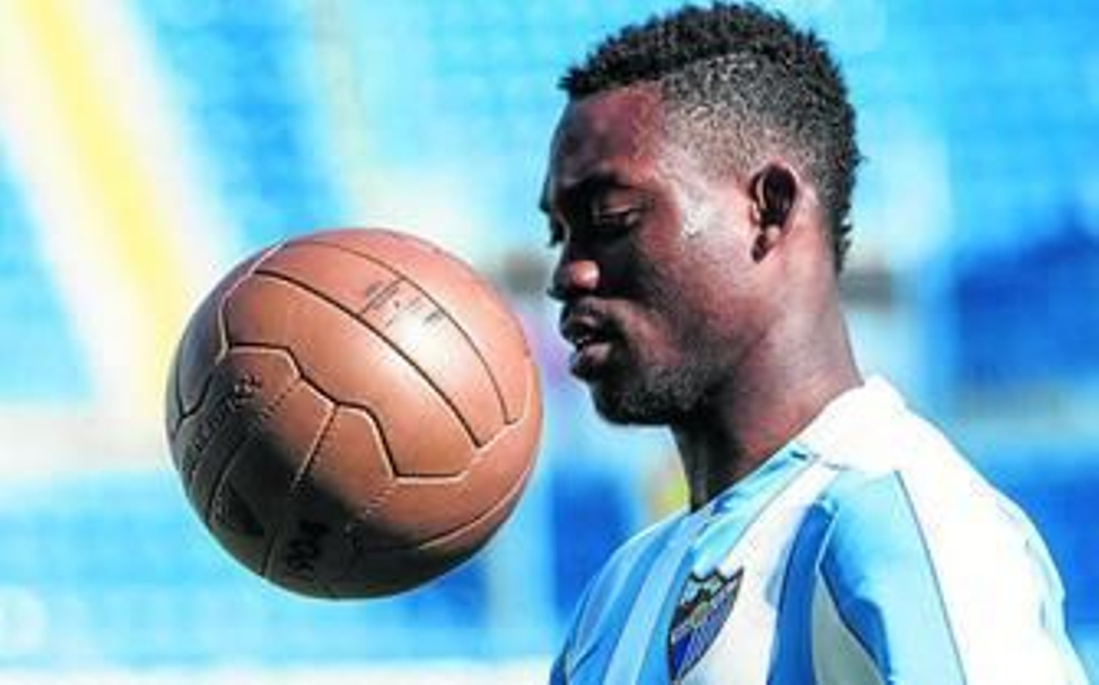 Atsu juguetea con un balón del Málaga durante su puesta de largo en el césped de La Rosaleda.
